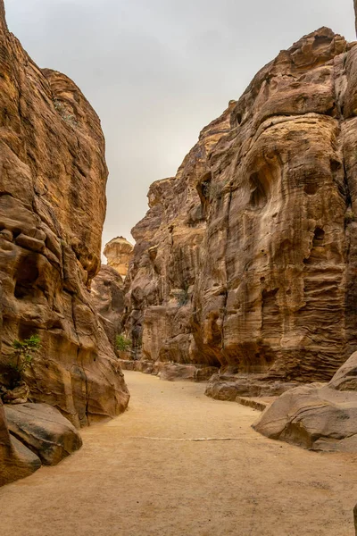 Siq canyon que conduz às ruínas antigas de Petra, Jordânia — Fotografia de Stock