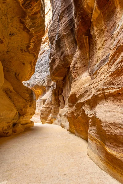 Siq canyon que conduz às ruínas antigas de Petra, Jordânia — Fotografia de Stock