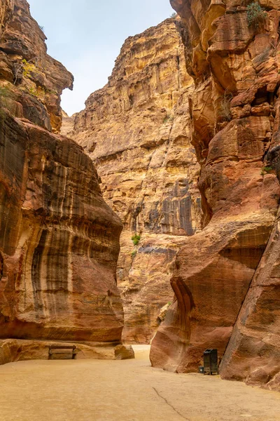 Siq canyon que conduz às ruínas antigas de Petra, Jordânia — Fotografia de Stock