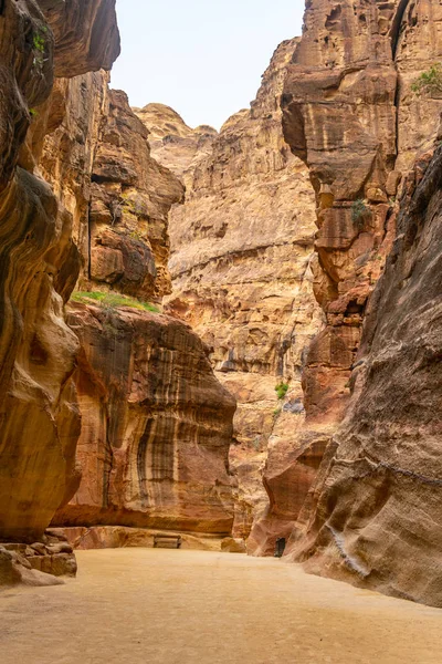 Siq canyon que conduz às ruínas antigas de Petra, Jordânia — Fotografia de Stock