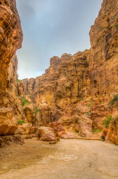 Siq canyon leidt tot de oude ruïnes van Petra, Jordanië — Stockfoto