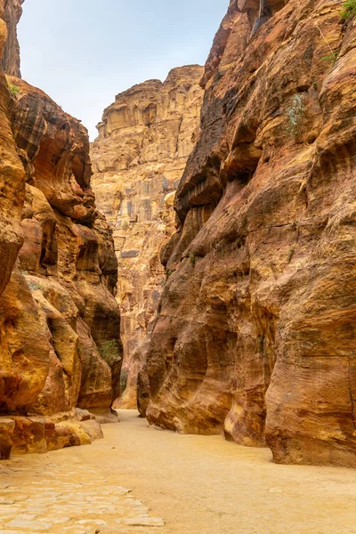 Canyon Siq menant aux ruines antiques de Petra, Jordanie — Photo