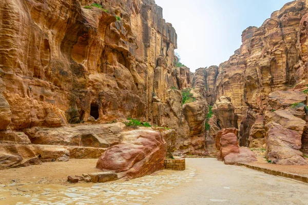 Siq canyon che conduce alle antiche rovine di Petra, Giordania — Foto Stock