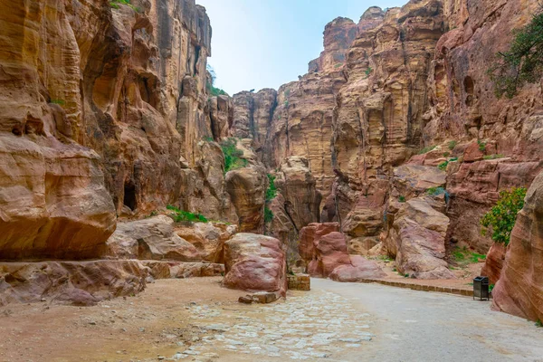 Cañón Siq que conduce a las antiguas ruinas de Petra, Jordania — Foto de Stock