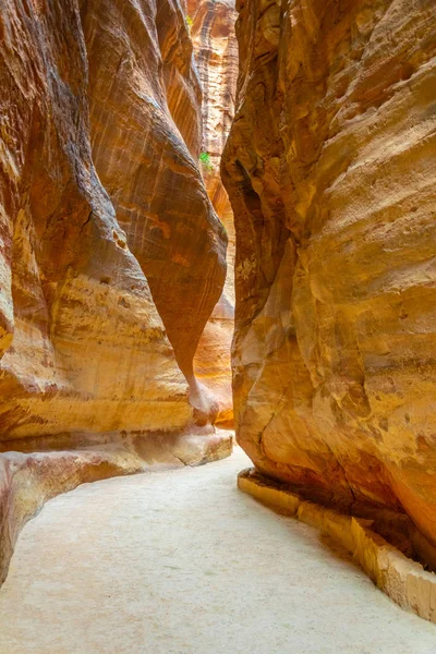 Siq canyon que conduz às ruínas antigas de Petra, Jordânia — Fotografia de Stock