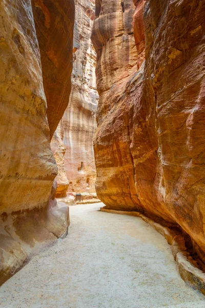 Siq canyon führt zu den antiken ruinen von petra, jordan — Stockfoto