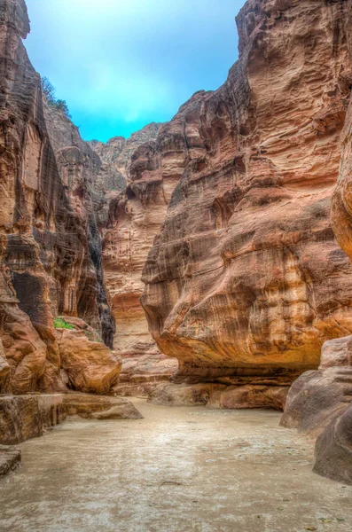 Siq canyon leading to the ancient ruins of Petra, Jordan — Stock Photo, Image