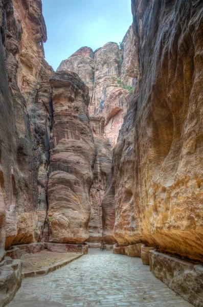 Siq canyon führt zu den antiken ruinen von petra, jordan — Stockfoto