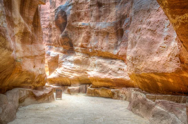 Siq canyon que conduz às ruínas antigas de Petra, Jordânia — Fotografia de Stock