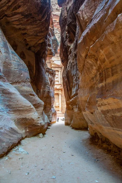 Al khazneh Grabansicht durch die enge Siq-Schlucht bei Petra, Jordanien — Stockfoto