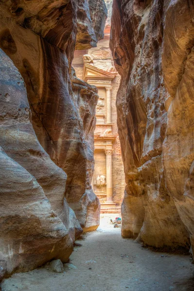 Vue sur la tombe d'Al Khazneh à travers un étroit canyon siq à Petra, Jordanie — Photo