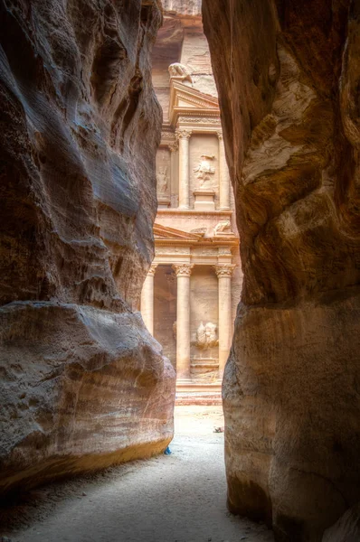 Al Khazneh vista tumular através de canyon siq estreito em Petra, Jordânia — Fotografia de Stock