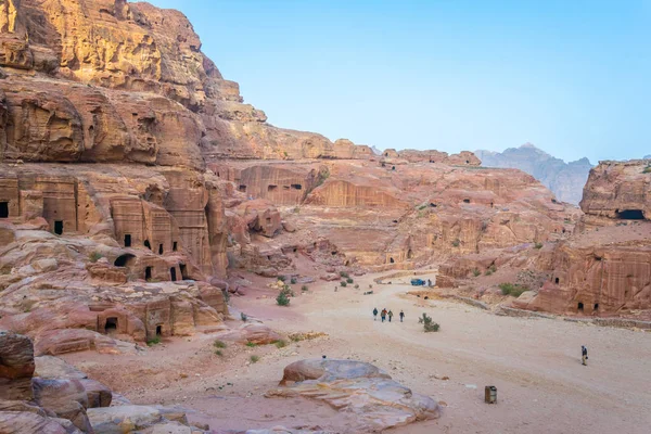 As pessoas estão caminhando em direção ao teatro antigo em Petra, Jordânia — Fotografia de Stock