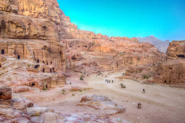 Вулиця фасадів та стародавній театр в Petra, Йорданії — стокове фото
