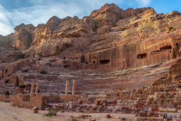 Soluppgång bild av antika teatern i Petra, Jordanien — Stockfoto