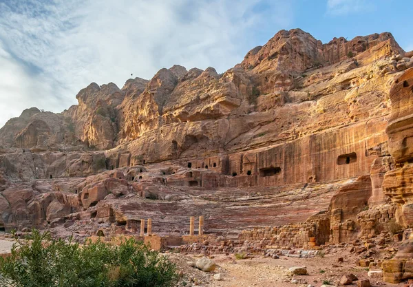 Pohled na východ slunce antického divadla Petra, Jordánsko — Stock fotografie