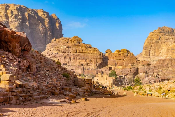 Colonnaded street leder till Qasr al-Bint i Petra, Jordanien — Stockfoto