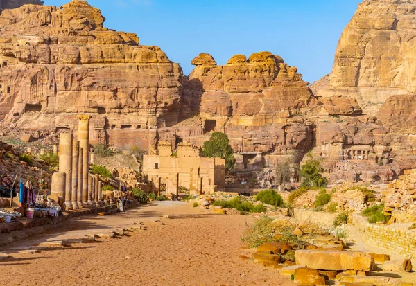 Colonnaded street leder till Qasr al-Bint i Petra, Jordanien — Stockfoto