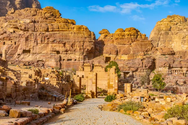 Sütunlu Cadde: Petra, Jordan Qasr al Bint için önde gelen — Stok fotoğraf