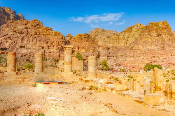O grande templo e Qasr al Bint em Petra, Jordânia — Fotografia de Stock