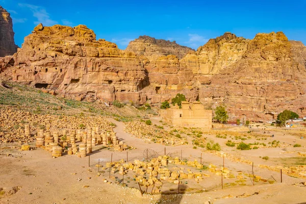 O grande templo e Qasr al Bint em Petra, Jordânia — Fotografia de Stock