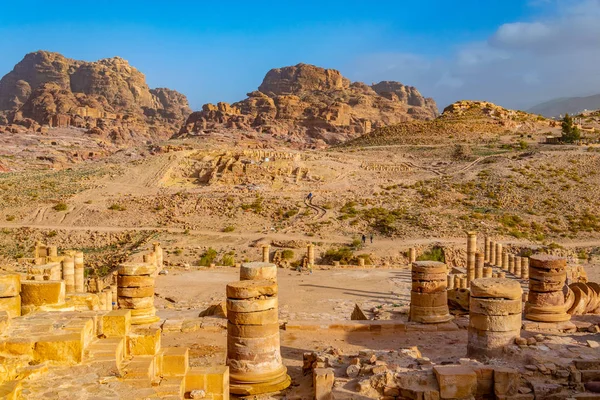 Templo de leões alados visto do grande templo em Petra, Jo — Fotografia de Stock