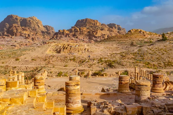 Chrám okřídlených lvů, při pohledu z velkého chrámu v petra, Jo — Stock fotografie