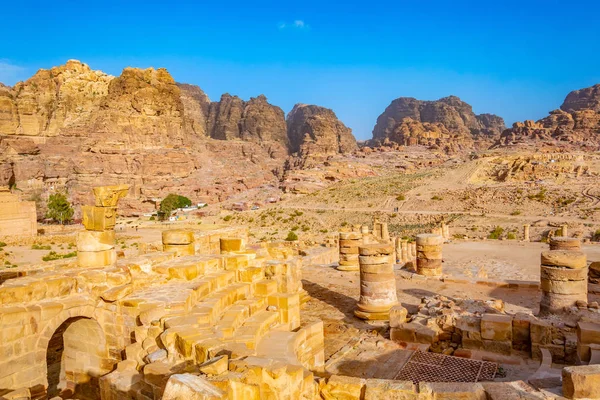 Ruínas do grande templo em Petra, Jordânia — Fotografia de Stock