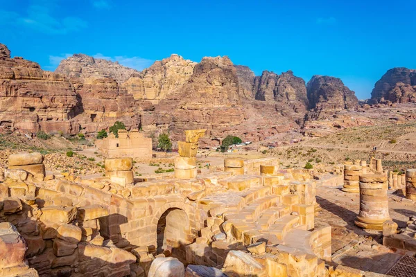 O grande templo e Qasr al Bint em Petra, Jordânia — Fotografia de Stock