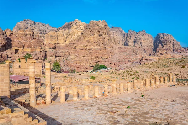 El gran templo y Qasr al Bint en petra, Jordania — Foto de Stock