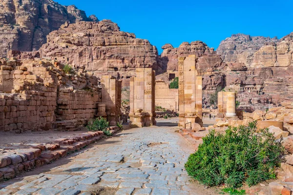 Temenos-gateway voor de Qasr al Bint in Petra, Jordan — Stockfoto