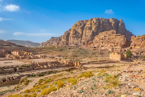 Der große tempel und qasr al bint in petra, jordan — Stockfoto