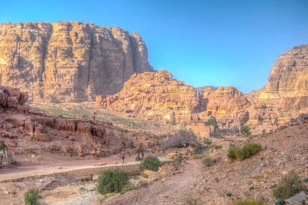 Der große tempel und qasr al bint in petra, jordan — Stockfoto