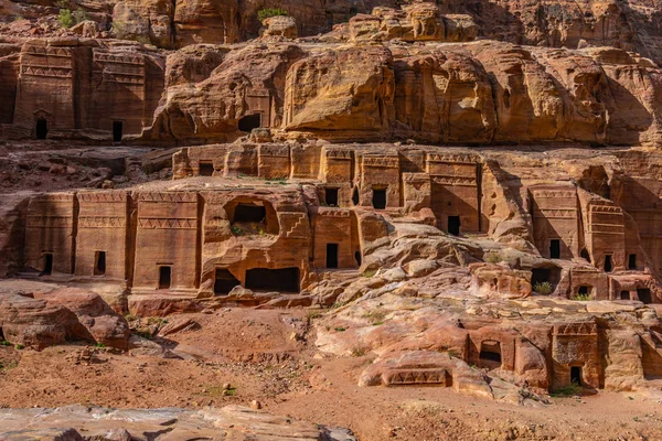 Straat van gevels in Petra, Jordan — Stockfoto