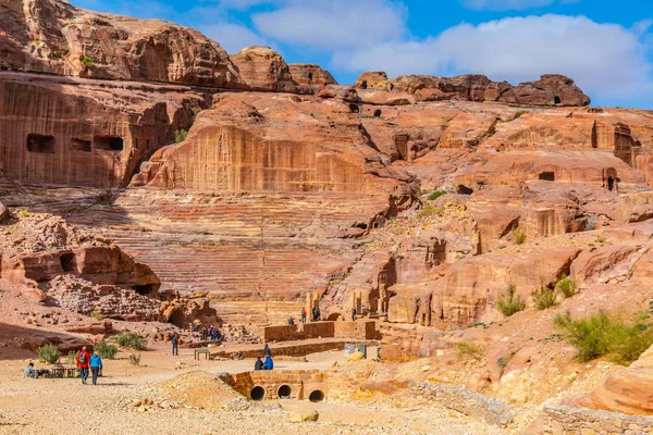 Emberek gyaloglás felé ősi Színház-Petra, Jordánia — Stock Fotó