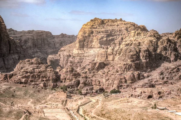 Vista aérea da montanha Al Habis, Qasr al Bint, Colonnaded stree — Fotografia de Stock