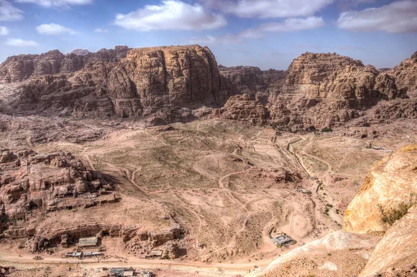 Vista aérea de la montaña Al Habis, Qasr al Bint, Colonnaded stree —  Fotos de Stock