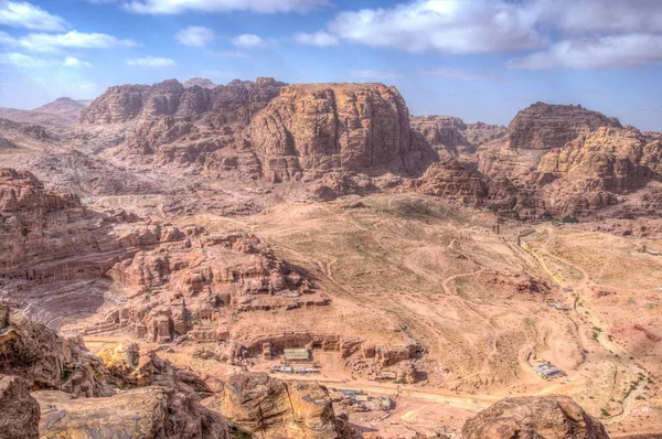 Vista aérea del teatro romano, montaña Al Habis, Qasr al Bint, C —  Fotos de Stock