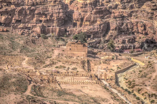 Великий храм и Каср-аль-Бинт в Петре, Иордания — стоковое фото