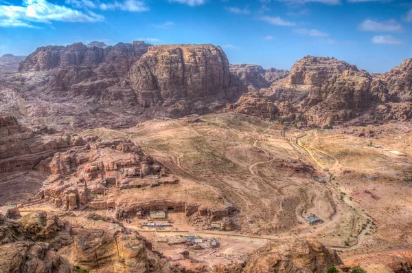 Vista aérea da montanha Al Habis, Qasr al Bint, Colonnaded stree — Fotografia de Stock