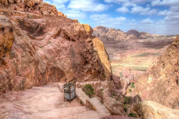 Strmé schodiště vedoucí k al Chazne pohledu na Petra, Jordánsko — Stock fotografie