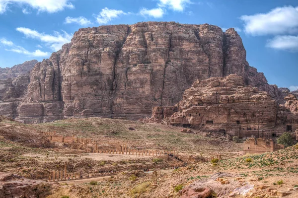 约旦佩特拉的大庙宇和 qasr al bint — 图库照片