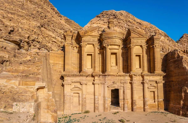 Tumba del monasterio en Petra, Jordania — Foto de Stock