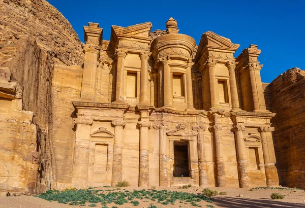 Túmulo do mosteiro em Petra, Jordânia — Fotografia de Stock