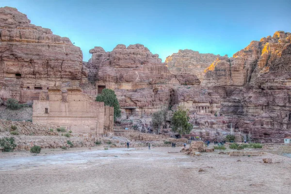 Qasr al Bint: Petra, Jordan arkasında al Habis dağ — Stok fotoğraf