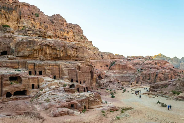 La gente camina hacia el teatro antiguo en Petra, Jordania — Foto de Stock