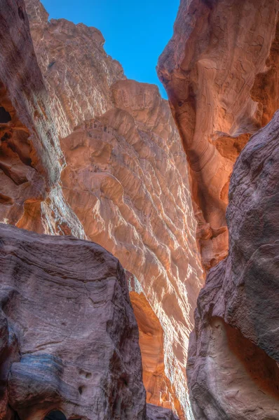 Khazali siq in der Wüste Wadi Rum in Jordanien — Stockfoto