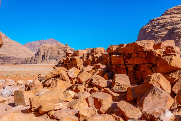 Ruinas de la casa de Lawrence en el desierto de Wadi Rum, Jordania — Foto de Stock