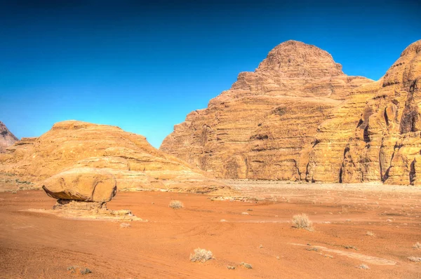 Rocha de cogumelos no deserto de Wadi Rum, na Jordânia — Fotografia de Stock