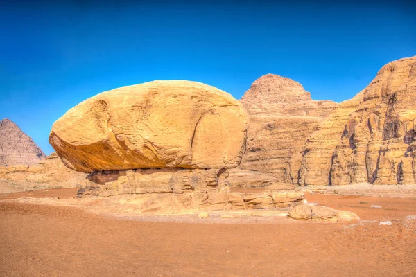 Rocha de cogumelos no deserto de Wadi Rum, na Jordânia — Fotografia de Stock